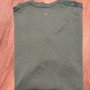 lululemon athletica Men's Forest Green Short Sleeve Shirt